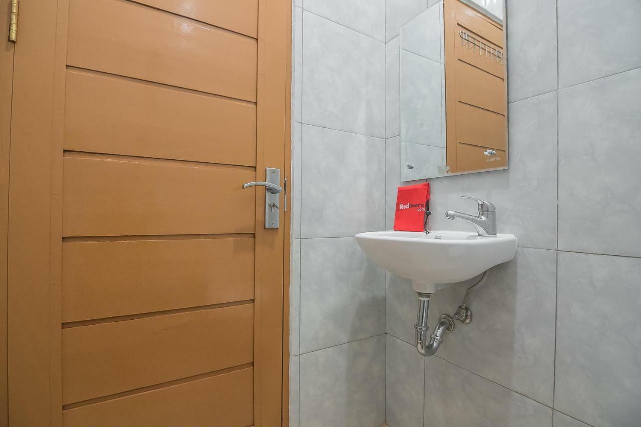 Reddoorz Plus Near Syamsudin Noor Airport 3 Banjarbaru Bilik gambar